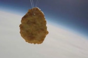【超朗報】チキンナゲットさん、宇宙に打ち上げられ成層圏に到達！！
