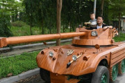 【画像】大工のベトナム男性、息子のために小型バスを木製戦車に改造してしまう！クオリティ高すぎるｗｗｗｗ