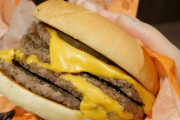 【画像】マックのダブルチーズバーガーパティ倍ヤバすぎてワロタｗｗｗ