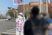 【韓国】 「桜祭りは完全に狂ってる、サクラは日本の花」…花見の名所に1人デモ男性、なぜ？[04/12]  [LingLing★]