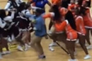 【動画】 黒人チアリーダーの応援合戦、なぜか大乱闘に発展・・ 衝撃動画が流出