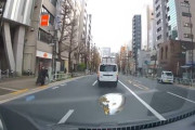 【ドラレコ】女性二人組が信号のない道路を渡ると見せかけて途中で引き返し轢かれる