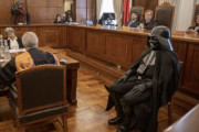 ダース・ベイダー被告が「法廷」に…南米チリで模擬裁判！