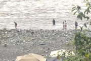 【動画】増水した長良川でバーベキューをする人たちが撮影される。