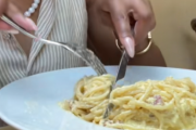 【悲報】アメリカ人旅行者さん、イタリアでパスタをナイフで切って食べる動画公開 → 大炎上「二度とやるな」