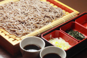 トッモ「蕎麦にはネギや海苔をたくさんかけるのが最高なんよ～☺」　ワイ「（あ、こいつと飯来るのもうやめよ）」