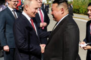 金正恩とプーチンがガッチリ握手。顔がデカすぎると話題に
