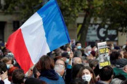 【悲報】フランスさん、イスラムを煽ったヘイト教師を聖人化しデモ開催　閣僚も参加してしまう