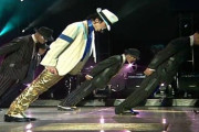 マイケルジャクソン「ここで傾いたらウケるやろなぁ…w ポゥw(傾いて年収5億」
