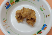 【悲報】給食、ついにおかずが唐揚げ一個になる。市「2個分の大きさだから！！！」