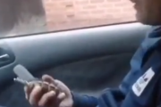 【動画】車の中で手榴弾をいじっていたおじさん、うっかりピンが抜けてしまい大惨事に…