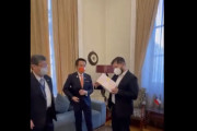 チリの次期大統領(36)、日本の特派大使からゼニガメの人形を贈られる　選挙中に「ゼニガメが好きです」