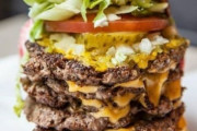 アメリカの標準なハンバーガーが超でかい