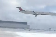 【動画】デルタ航空機がひっくり返った事故の別角度の映像が公開される。