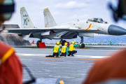 中国海軍空母が西太平洋海域で行ったJ-15艦載戦闘機の離着艦飛行訓練！