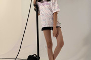 【画像】女子中学生モデル(13)、撮影で美脚を披露