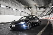 【悲報】スポーツカー女子、首都高？のトンネル内で愛車の撮影会をしちゃう