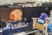 【画像】格安SIM社員さん、社内デスクが『オタク趣味』に全開すぎて草ｗｗｗｗ