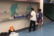 【悲報】なんJ民、球場のジュース売り子にペプシ20杯貢いでしまうｗｗｗｗｗｗ