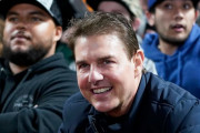 【画像】トム・クルーズさん野球中継に映る