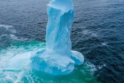 どうみても「アレ」にしか見えない氷山を発見、ドローン写真が拡散  [415121558]