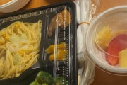 ◆画像◆新外国人収容のＪリーグバブル内で配給される食事から漂うエス飯感