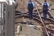 【動画】 中央線 吉祥寺駅で大捕物　暴れる男が線路を逃走 ⇒ 駆けつけた警官集団に追われ取り囲まれる修羅場に