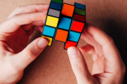 2週間前に「ルービックキューブ」を買って、どんな状態からでも2分以内に完成させらるようになったw