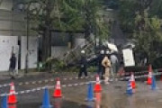 【画像】 中野駅前で建設中のビルで足場倒壊事故 「ゲリラで足場が崩落しててヤバい」「新宿線止まってる」