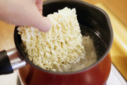 インスタントラーメン、作った鍋のまま食べるのはあり？なし？それぞれの言い分に思わず納得