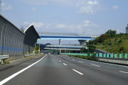 高速道路で法定速度守る?
