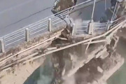 【動画】中国あるある、今度は橋が崩落！ヤジ馬が見守る中、豪快に崩壊