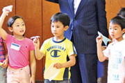 【画像】安倍晋三さん　チビっ子たちと紙ヒコーキを飛ばして遊んでいる姿を撮られるﾊﾟｼｬｯ
