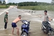 【動画】水のかけ合いをして愛車を失う悲しい男が撮影される（ノ∇`）