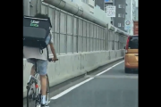 ウーバーイーツァーが自転車で首都高走行か