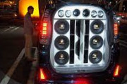 外観は普通車だが大型スピーカーで爆音を響かせる「音響族」というのがいるらしい