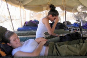 イスラエル女兵さん、夏バテ