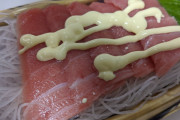 【画像】ケンモメンさん、マグロの刺身にマヨネーズをかけてしまう