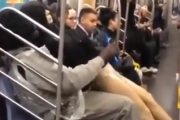 これはガチで異常者。地下鉄にマネキンを持ち込んでる酔っぱらいが突然発狂。海外の反応