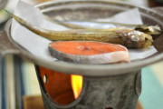 温泉旅館の晩飯で必ず出てくる謎の魚と野菜を固形燃料で煮込んだ小さい鍋ｗｗｗ