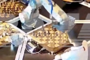【動画】チェスロボットが対戦相手の7歳の少年の指を潰してしまう事故。