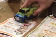 予想外の動きで笑う。大阪の飲食店で撮影された車のおもちゃが人気に。