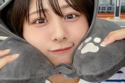 【≠ME】尾木波菜、かわいいネックピローを付けて長旅へ?