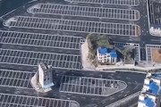【動画】中国の大きな駐車場にポツンポツンと一軒家。