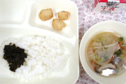 【画像】日本の「給食」がまるで戦時中の食卓…