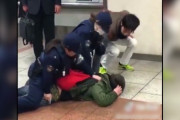 【動画】婦警さんに取り押さえられた男さん、「お母さーん！」を連呼