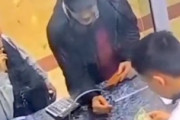 【動画】防犯カメラに映った詐欺師のスーパーテクニック。