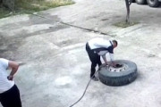 【動画】大型タイヤの空気入れ失敗でメカニックが1回転してしまう事故。