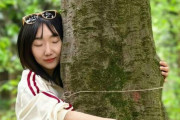 【中国】「木を抱きしめる」若者が急増中　「抱樹」にはどんな効用があるのか？