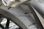 バイクで峠走ったらタイヤがズタボロになったんだけどこんなもん？